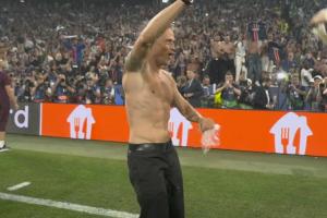 教练嗨了！巴黎首夺欧冠，恩里克脱衣挥舞狂欢庆祝