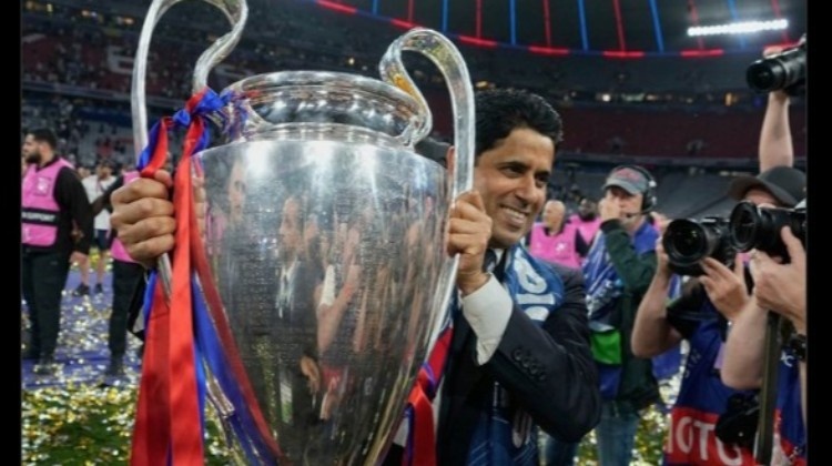 他比姆总先拿欧冠了巴黎主席纳赛尔开心捧欧冠奖杯，笑容满面