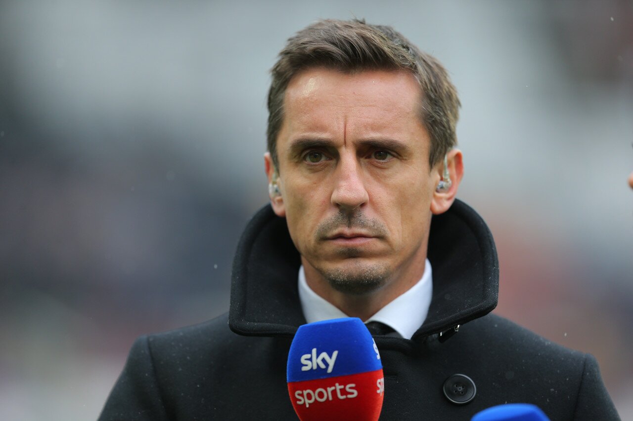 半岛体育-加里-内维尔：马杜埃凯在右路非常出色，萨卡可以改踢左路吗？