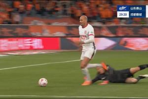 半岛体育在线-没吹点球也没吹假摔！费利佩疑似被王大雷出击放倒，裁判无表示