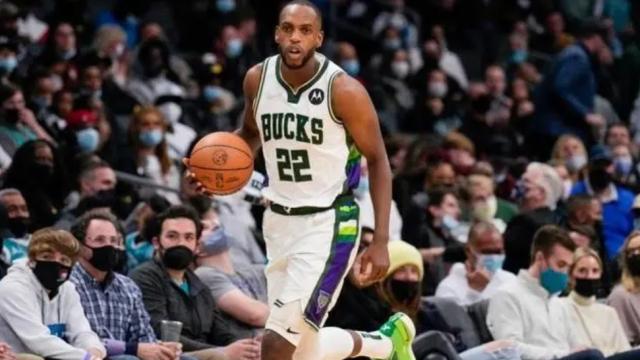 半岛体育在线-20分钟砍下24分 米德尔顿状态回升雄鹿势不可挡