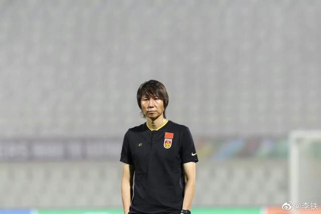 半岛体育APP-李铁：20年从国脚到国足主帅 微笑面对成功或失败