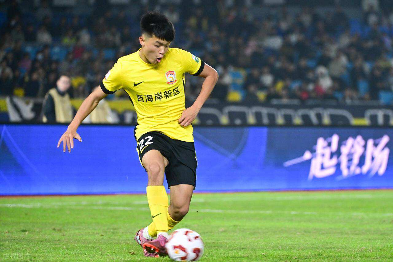 半岛体育官网-深圳截胡失败，上港队正式官宣杨希加盟，未来将挑大梁，值得期待