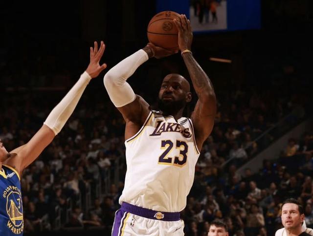 半岛体育APP-名记：建议詹姆斯学习霉霉，和每支球队都签一周进行退役巡演