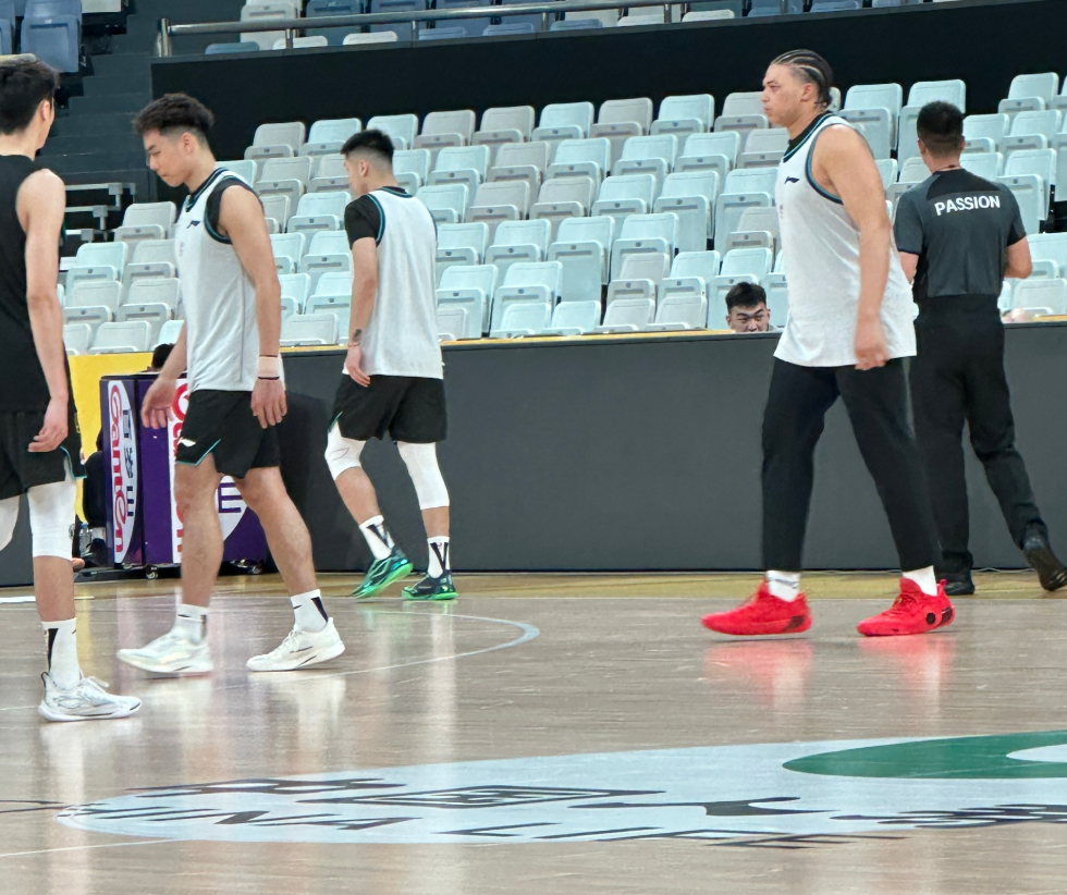 半岛体育-上海热身险胜广厦！李添荣复出三分6中6，白边统治篮下！